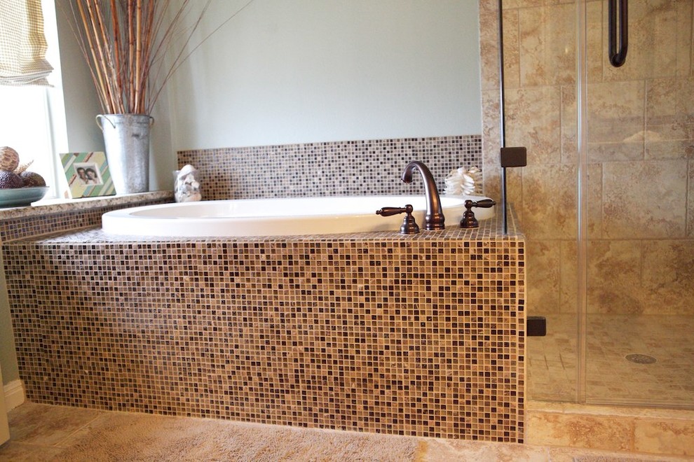 Foto på ett vintage en-suite badrum, med ett platsbyggt badkar, beige kakel, mosaik, vita väggar, klinkergolv i porslin, beiget golv och dusch med gångjärnsdörr