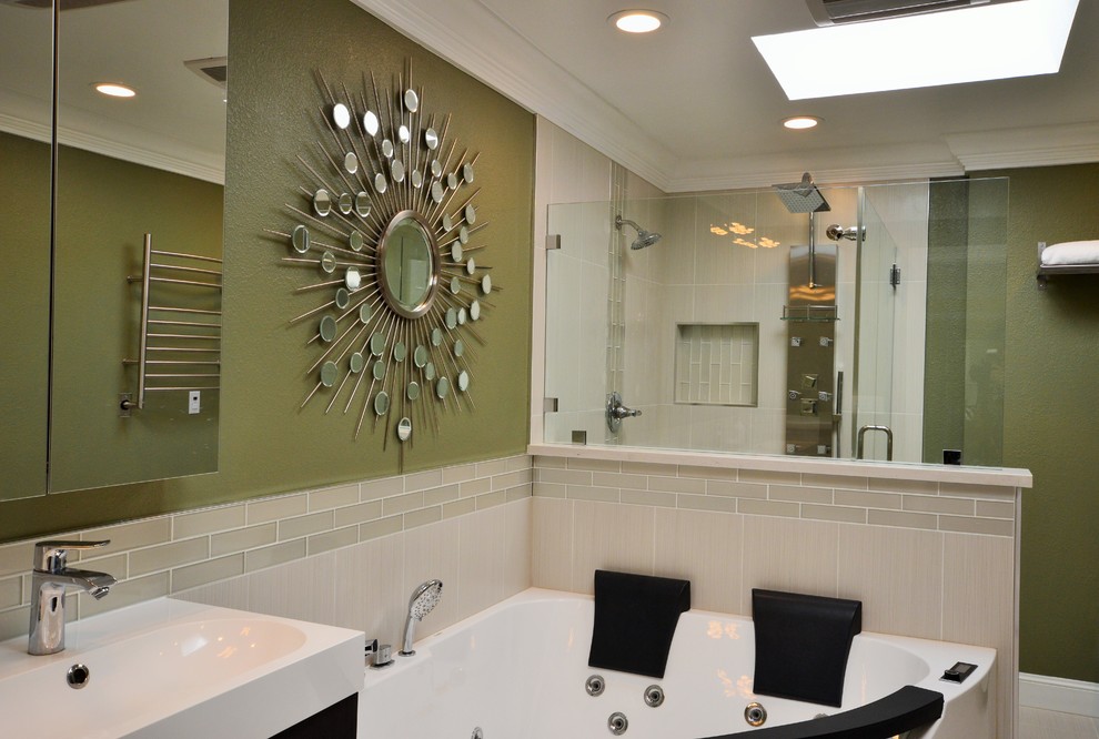 Exempel på ett stort modernt en-suite badrum, med släta luckor, skåp i mörkt trä, en jacuzzi, en dubbeldusch, en vägghängd toalettstol, beige kakel och porslinskakel