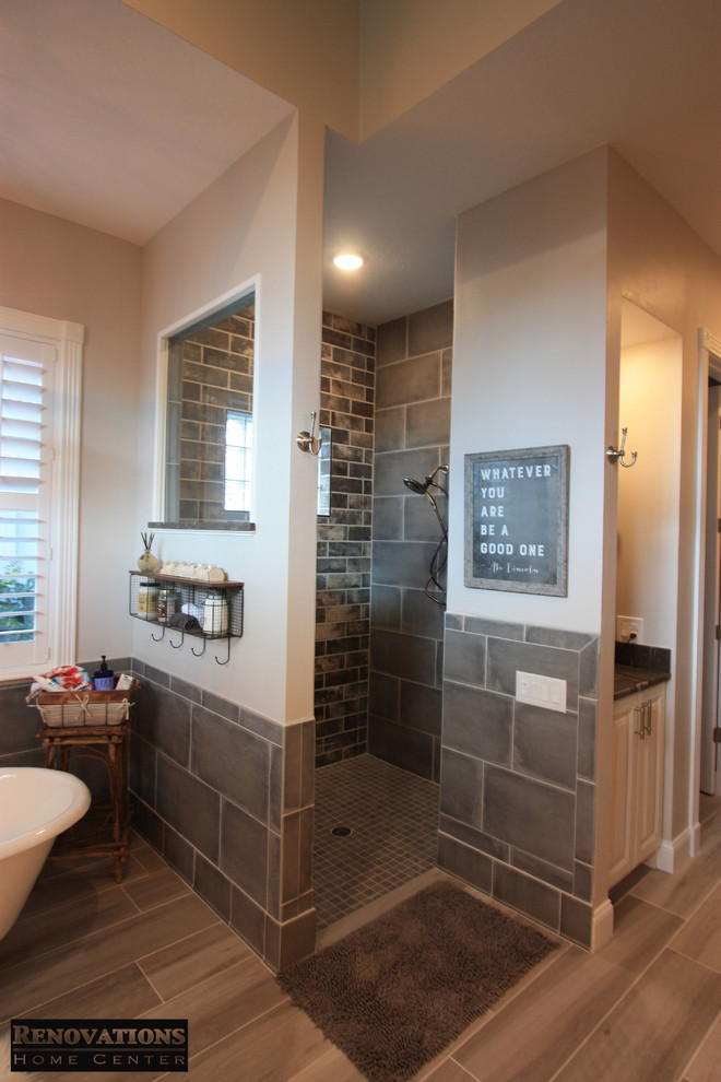 Inspiration för stora klassiska en-suite badrum, med luckor med upphöjd panel, vita skåp, ett badkar med tassar, en öppen dusch, grå kakel, keramikplattor, grå väggar, klinkergolv i keramik, ett undermonterad handfat, granitbänkskiva och med dusch som är öppen