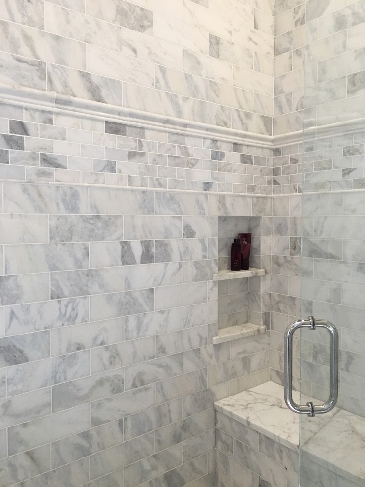 Idéer för ett mellanstort modernt en-suite badrum, med luckor med upphöjd panel, grå skåp, ett fristående badkar, en hörndusch, stenkakel, vita väggar, klinkergolv i porslin, ett undermonterad handfat och marmorbänkskiva