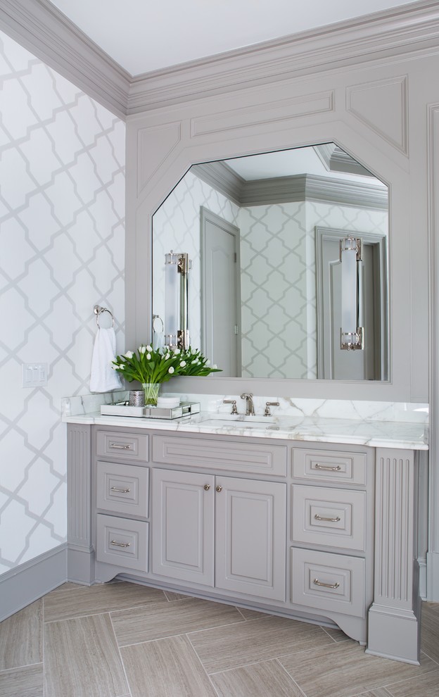 Idéer för ett mellanstort klassiskt en-suite badrum, med grå skåp, beige kakel, cementkakel, marmorbänkskiva och luckor med upphöjd panel
