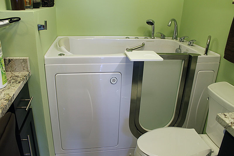 Cette image montre une salle de bain principale avec WC séparés, un carrelage blanc, des carreaux de céramique, un mur vert, un sol en carrelage de céramique, un lavabo intégré et un plan de toilette en granite.