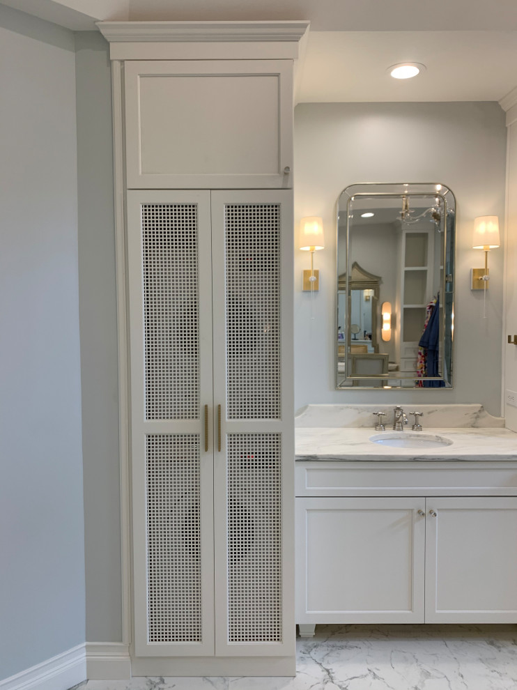 Exempel på ett mellanstort klassiskt flerfärgad flerfärgat en-suite badrum, med skåp i shakerstil, vita skåp, ett badkar med tassar, en kantlös dusch, en toalettstol med hel cisternkåpa, blå väggar, klinkergolv i porslin, ett undermonterad handfat, marmorbänkskiva, flerfärgat golv och dusch med gångjärnsdörr