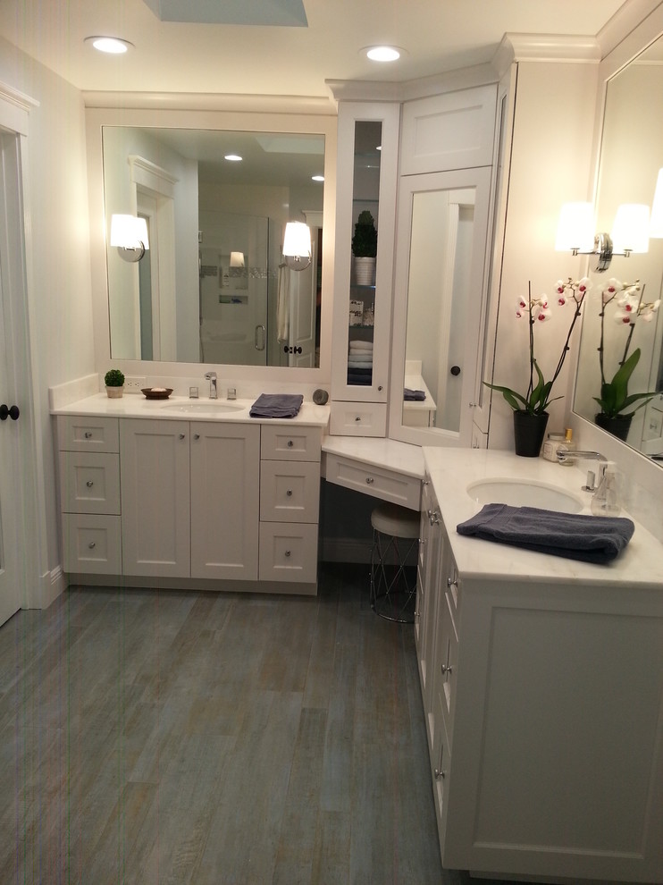 Diseño de cuarto de baño principal contemporáneo con armarios con paneles lisos, puertas de armario blancas y encimera de mármol