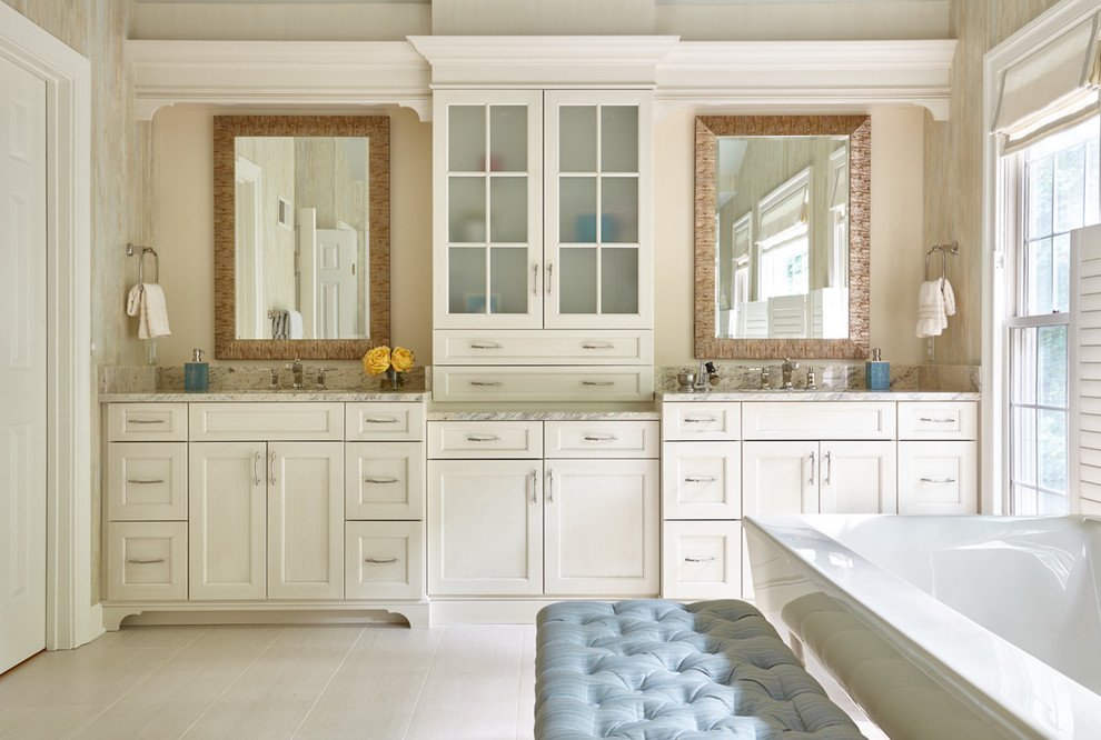 Bild på ett mellanstort vintage en-suite badrum, med luckor med infälld panel, vita skåp, ett fristående badkar, beige väggar, klinkergolv i porslin, granitbänkskiva, vitt golv, en dusch i en alkov, beige kakel, mosaik och dusch med gångjärnsdörr