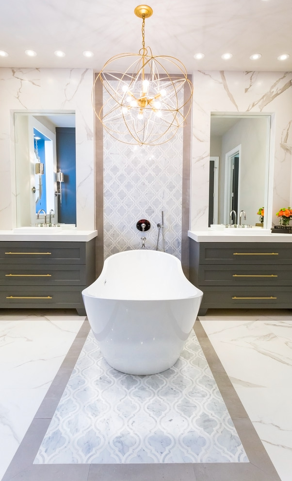 Exempel på ett mellanstort klassiskt en-suite badrum, med grå skåp, ett fristående badkar, en kantlös dusch, en vägghängd toalettstol, vit kakel, porslinskakel, grå väggar, marmorgolv, ett fristående handfat, bänkskiva i kvartsit och skåp i shakerstil