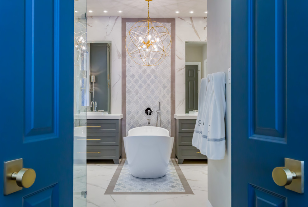 Foto på ett mellanstort vintage en-suite badrum, med möbel-liknande, grå skåp, ett fristående badkar, en kantlös dusch, en vägghängd toalettstol, vit kakel, porslinskakel, grå väggar, marmorgolv, ett fristående handfat och bänkskiva i kvartsit