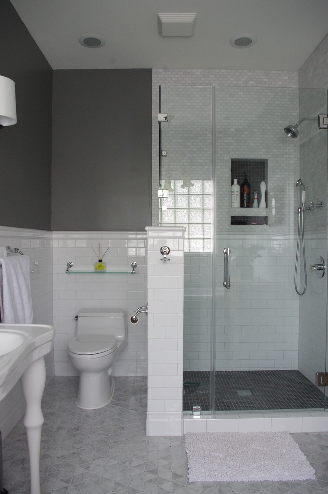 Свежая идея для дизайна: главная ванная комната среднего размера в классическом стиле с консольной раковиной, ванной на ножках, угловым душем, унитазом-моноблоком, белой плиткой, керамической плиткой, серыми стенами и мраморным полом - отличное фото интерьера