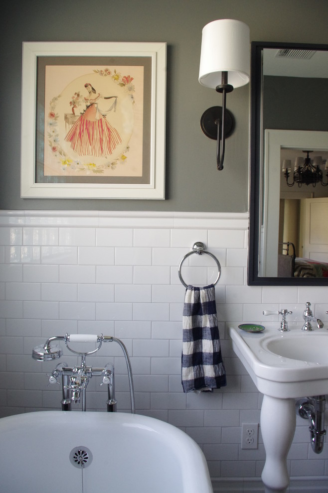 Aménagement d'une salle de bain principale classique de taille moyenne avec une baignoire sur pieds, une douche d'angle, WC à poser, un carrelage blanc, des carreaux de céramique, un mur gris, un sol en marbre et un plan vasque.