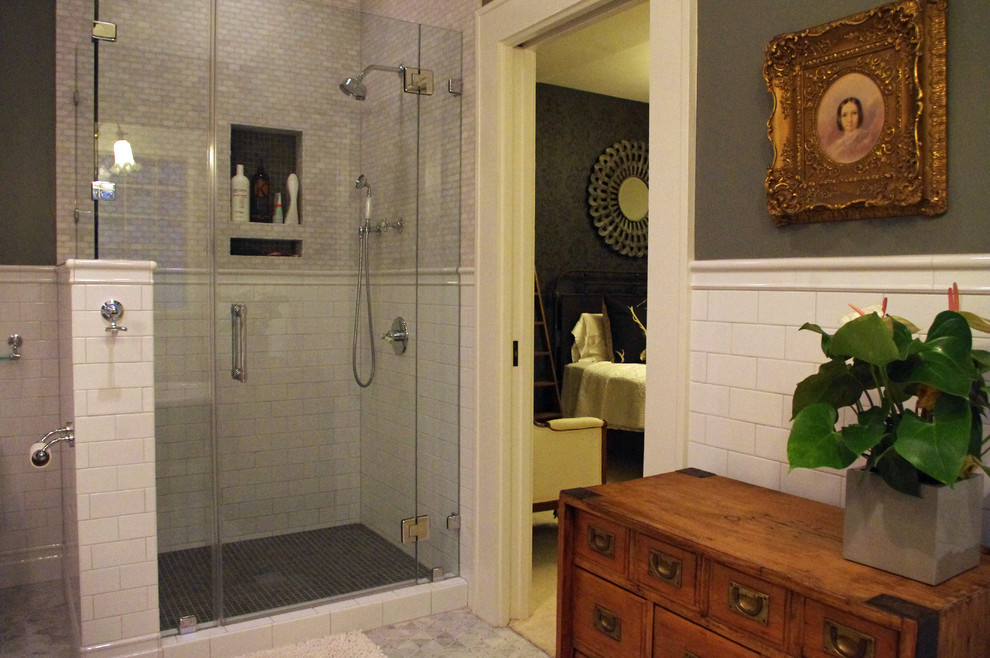 Идея дизайна: главная ванная комната среднего размера в классическом стиле с консольной раковиной, ванной на ножках, угловым душем, унитазом-моноблоком, белой плиткой, керамической плиткой, серыми стенами и мраморным полом