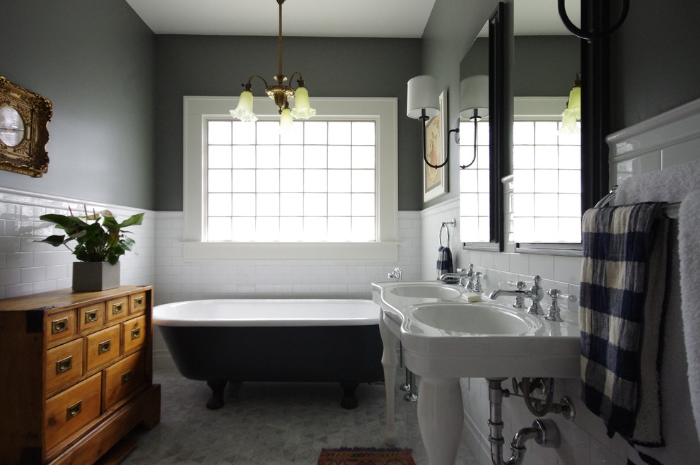 Bild på ett mellanstort vintage en-suite badrum, med ett konsol handfat, ett badkar med tassar, en hörndusch, en toalettstol med hel cisternkåpa, vit kakel, keramikplattor, grå väggar och marmorgolv