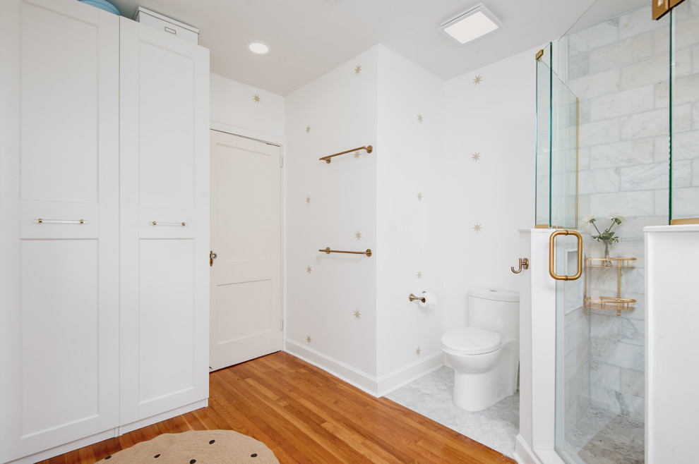 Foto på ett mellanstort vintage grå en-suite badrum, med skåp i shakerstil, vita skåp, en hörndusch, en toalettstol med separat cisternkåpa, gul kakel, porslinskakel, vita väggar, mellanmörkt trägolv, ett undermonterad handfat, bänkskiva i kvartsit, brunt golv och dusch med gångjärnsdörr