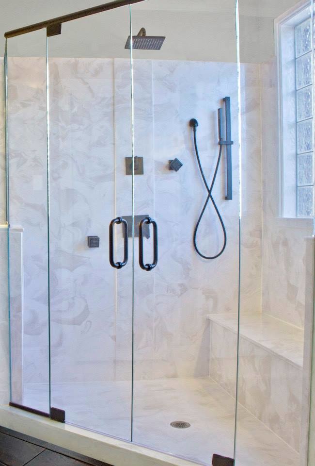 Ispirazione per una stanza da bagno classica con doccia ad angolo