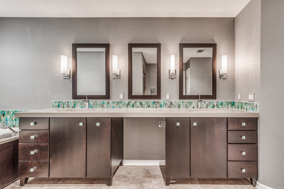 Idées déco pour une grande salle de bain principale classique en bois foncé avec un placard à porte shaker, une baignoire posée, une douche double, WC à poser, un carrelage vert, un carrelage en pâte de verre, un mur vert, un sol en carrelage de porcelaine, un lavabo encastré et un plan de toilette en quartz modifié.