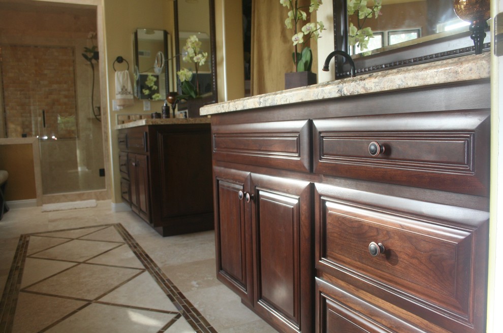 Imagen de cuarto de baño principal de tamaño medio con ducha abierta, suelo de travertino y encimera de granito