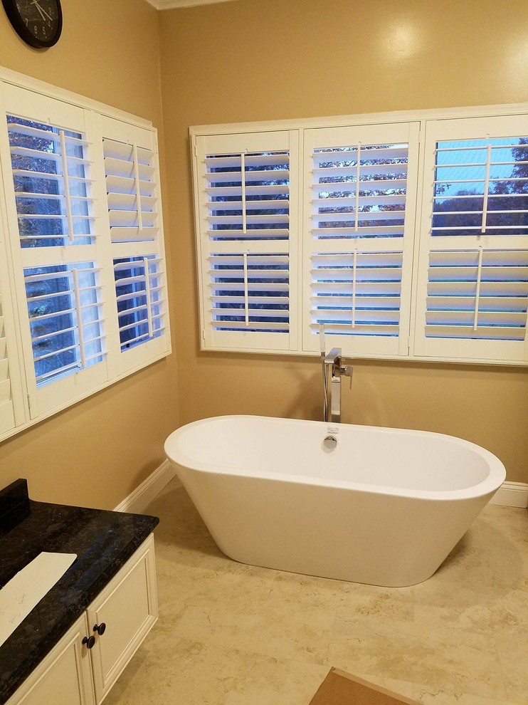 Cette photo montre une salle de bain principale tendance de taille moyenne avec une douche d'angle, un sol en carrelage de porcelaine, un sol beige et aucune cabine.
