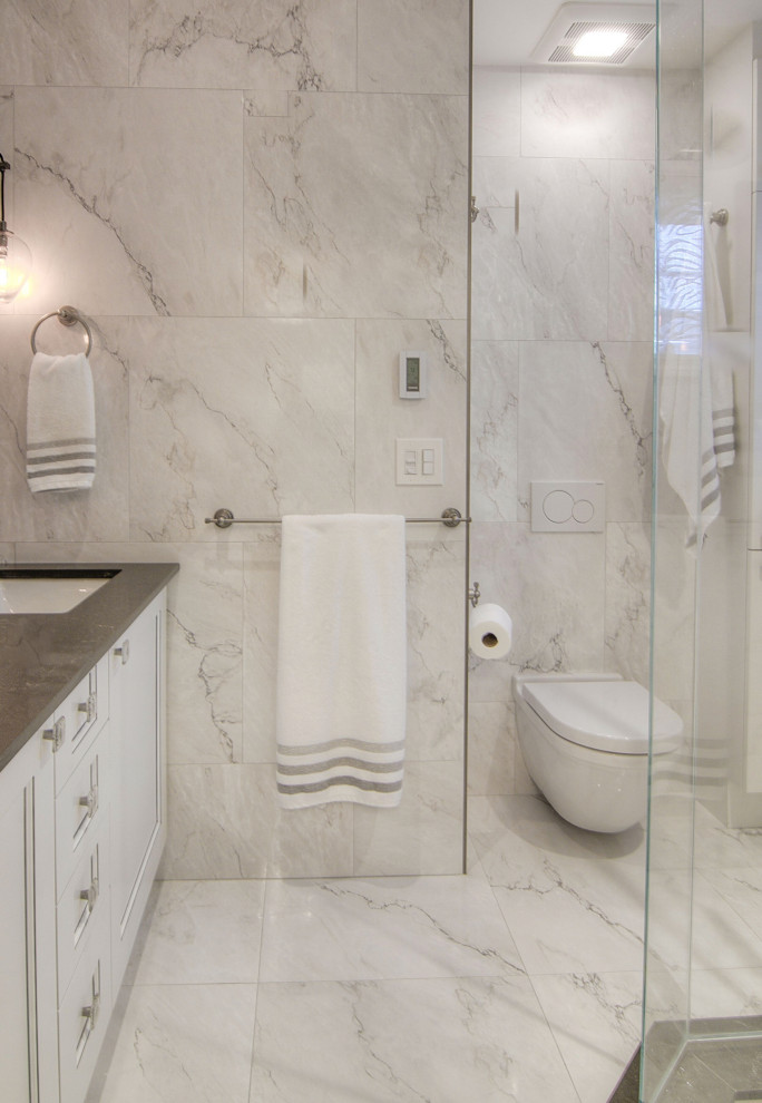 Idéer för ett eklektiskt grå badrum, med luckor med infälld panel, vita skåp, en vägghängd toalettstol, svart och vit kakel, porslinskakel, klinkergolv i porslin, ett undermonterad handfat, bänkskiva i kvarts, vitt golv och dusch med gångjärnsdörr