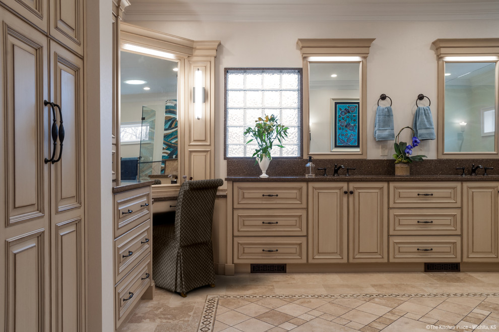 Идея дизайна: главная ванная комната в стиле неоклассика (современная классика) с светлыми деревянными фасадами, столешницей из кварцита, отдельно стоящей ванной и стеклянной плиткой