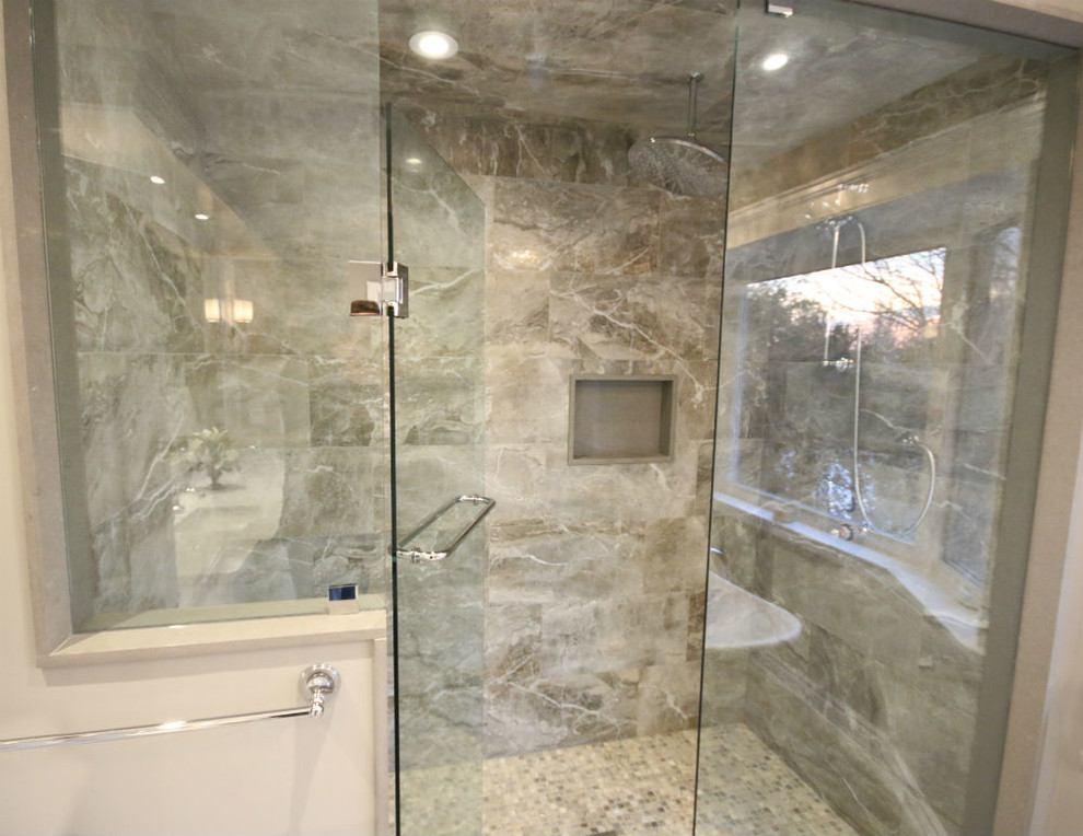 Foto de cuarto de baño principal tradicional grande con bañera exenta