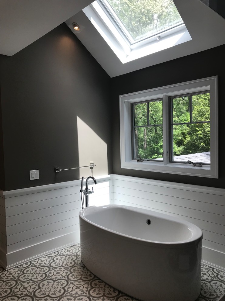 Пример оригинального дизайна: главная ванная комната среднего размера в современном стиле с фасадами с выступающей филенкой, белыми фасадами, отдельно стоящей ванной, угловым душем, серой плиткой, керамогранитной плиткой, коричневыми стенами, полом из керамической плитки, врезной раковиной, разноцветным полом, душем с распашными дверями и бежевой столешницей