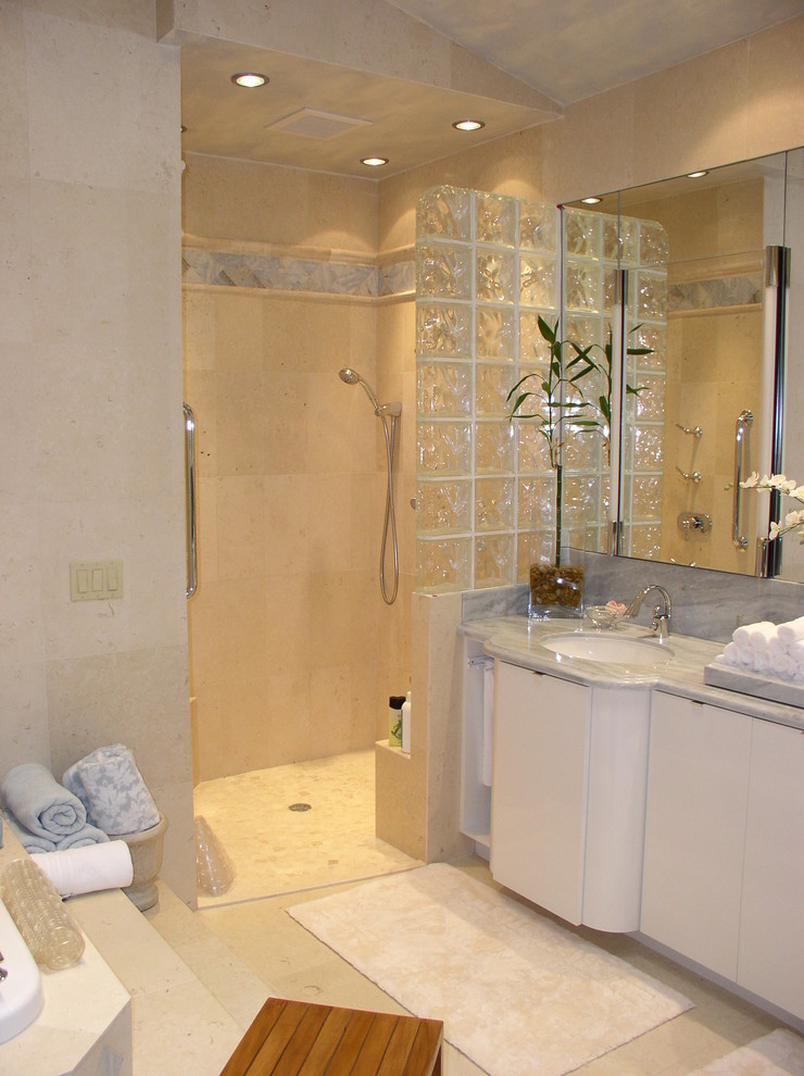 Idéer för mellanstora tropiska grått en-suite badrum, med släta luckor, vita skåp, en jacuzzi, en dusch i en alkov, beige kakel, travertinkakel, beige väggar, travertin golv, ett undermonterad handfat, beiget golv, med dusch som är öppen och bänkskiva i kvartsit
