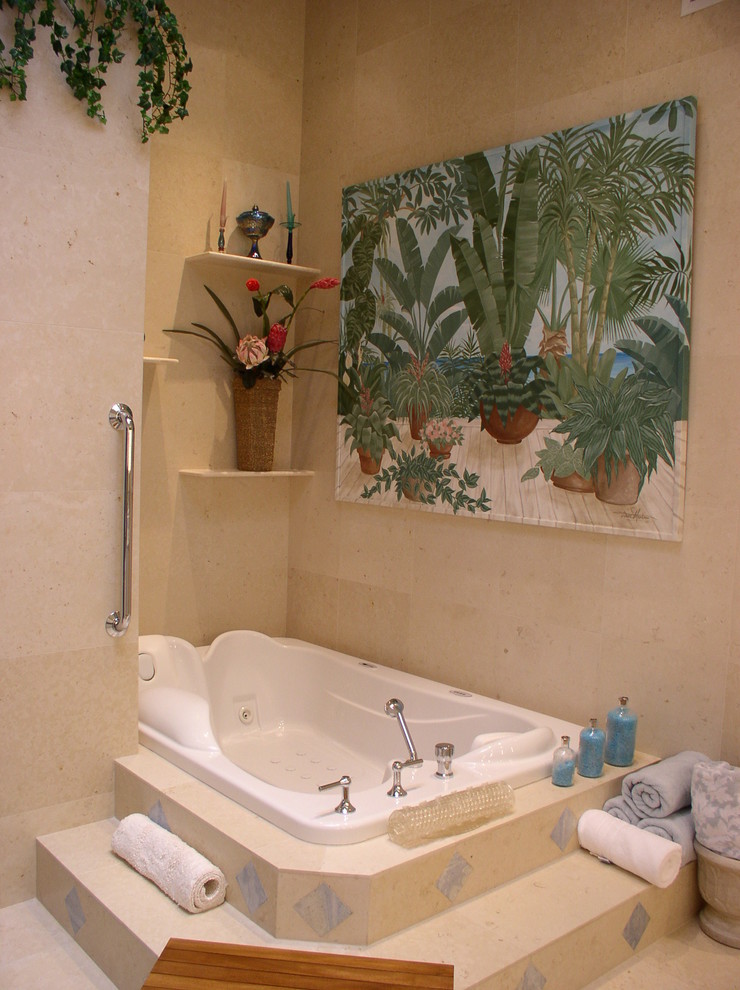 Idéer för mellanstora tropiska grått en-suite badrum, med släta luckor, vita skåp, beige kakel, travertinkakel, beige väggar, travertin golv, ett undermonterad handfat, beiget golv, med dusch som är öppen, en jacuzzi, en dusch i en alkov och bänkskiva i kvartsit