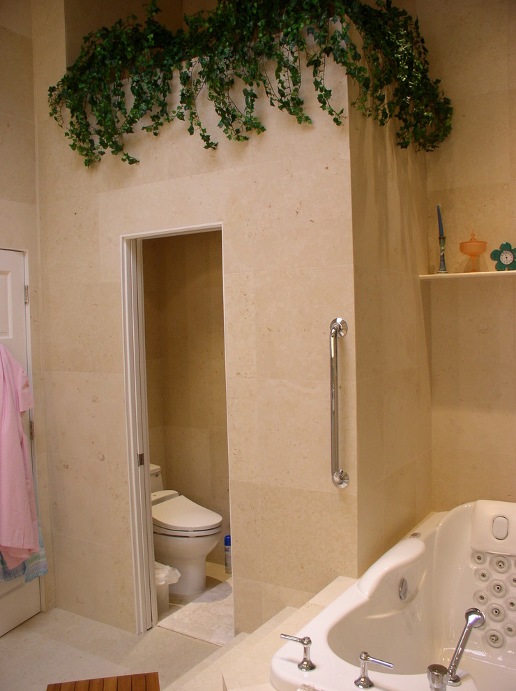 Пример оригинального дизайна: главная ванная комната среднего размера в морском стиле с плоскими фасадами, белыми фасадами, бежевой плиткой, плиткой из травертина, бежевыми стенами, полом из травертина, врезной раковиной, бежевым полом, открытым душем, гидромассажной ванной, душем в нише, столешницей из кварцита и серой столешницей