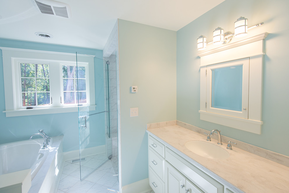 Пример оригинального дизайна: главная ванная комната среднего размера в современном стиле с фасадами с декоративным кантом, белыми фасадами, накладной ванной, угловым душем, синими стенами, полом из керамической плитки, накладной раковиной и столешницей из гранита
