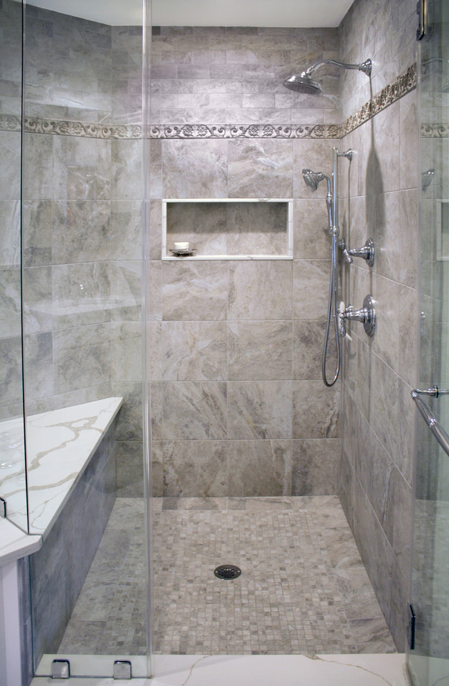Идея дизайна: большая главная ванная комната в классическом стиле с фасадами в стиле шейкер, белыми фасадами, полновстраиваемой ванной, душем в нише, унитазом-моноблоком, серой плиткой, мраморной плиткой, белыми стенами, полом из керамической плитки, врезной раковиной, столешницей из искусственного кварца, серым полом и душем с распашными дверями