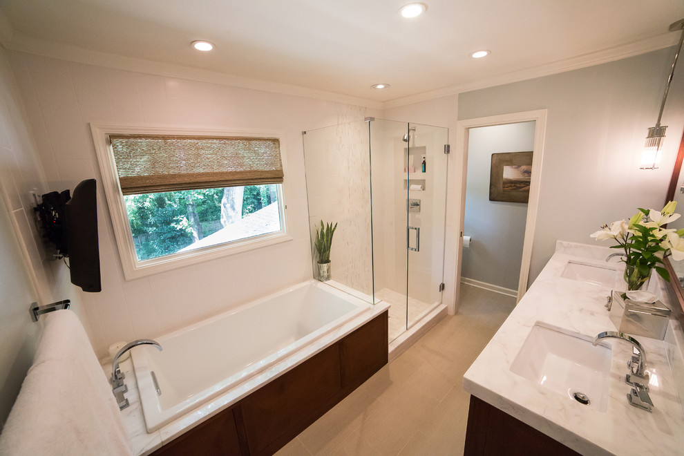 Foto di una stanza da bagno classica con lavabo sottopiano, ante con bugna sagomata, ante in legno scuro, top in marmo, vasca da incasso, doccia alcova, piastrelle bianche e piastrelle in ceramica