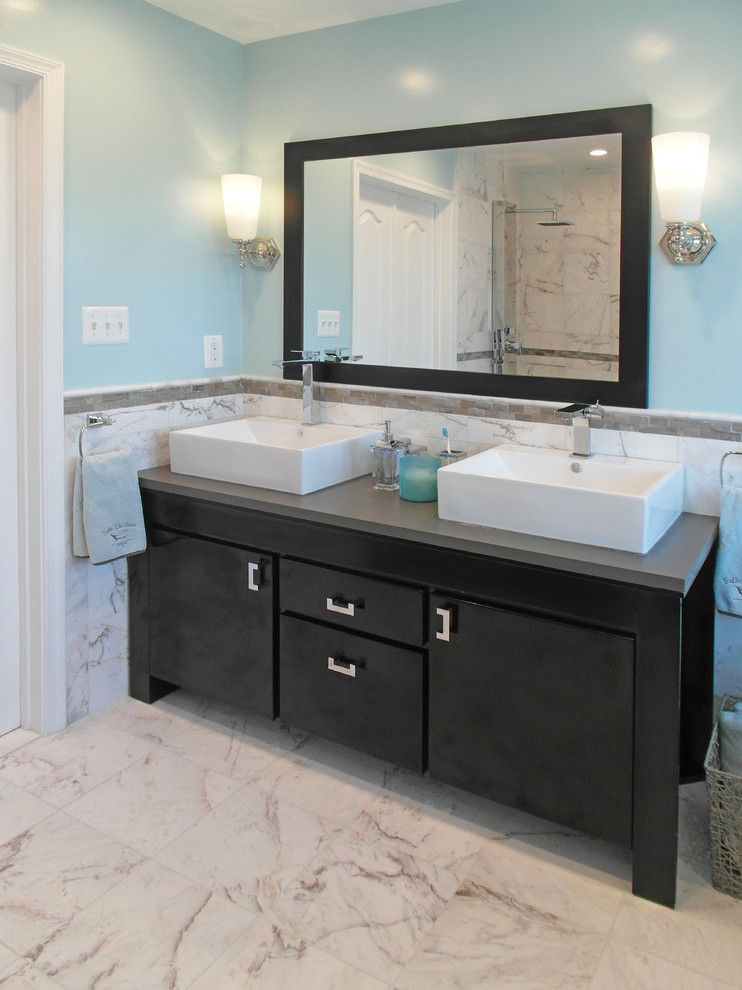 Modern inredning av ett mellanstort en-suite badrum, med släta luckor, skåp i mörkt trä, ett fristående badkar, en dusch i en alkov, en toalettstol med separat cisternkåpa, vit kakel, stenkakel, blå väggar, marmorgolv, ett fristående handfat och bänkskiva i kvarts