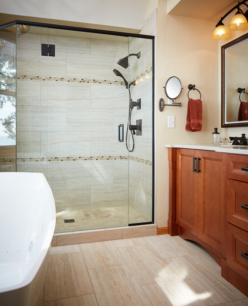 Diseño de cuarto de baño principal clásico renovado grande con armarios tipo mueble, puertas de armario de madera oscura, bañera exenta, ducha abierta, baldosas y/o azulejos beige, lavabo bajoencimera y encimera de cuarcita
