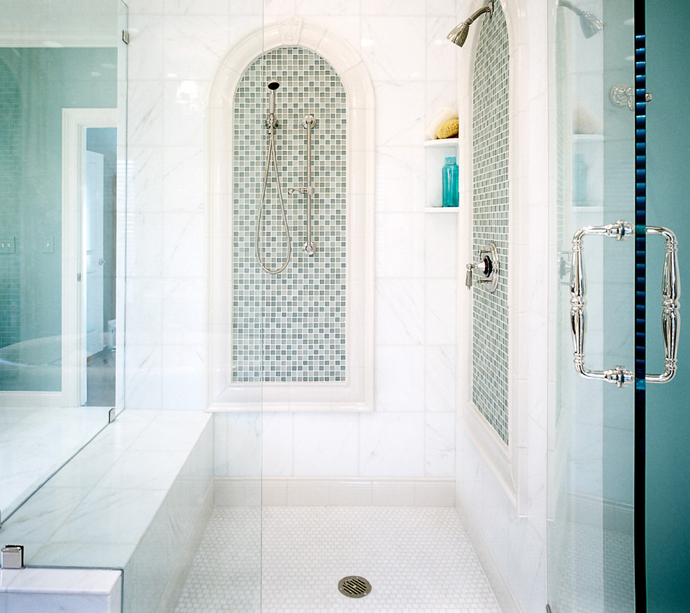 Aménagement d'une salle de bain méditerranéenne avec une douche d'angle, un carrelage en pâte de verre, un sol en carrelage de terre cuite et un carrelage vert.