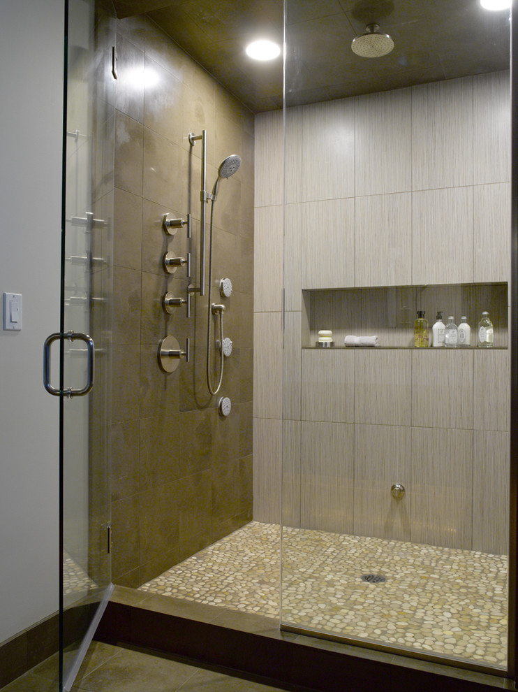 Inspiration för ett funkis badrum, med en dusch i en alkov, beige kakel, brun kakel, porslinskakel och dusch med gångjärnsdörr