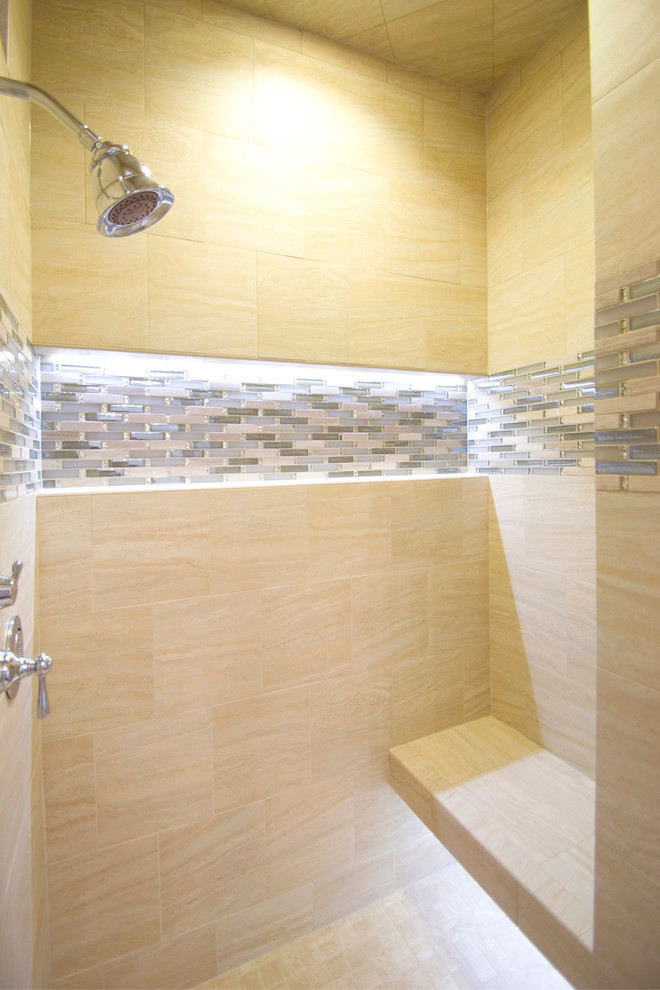 Идея дизайна: главная ванная комната в современном стиле с бежевой плиткой, бежевыми стенами и сиденьем для душа