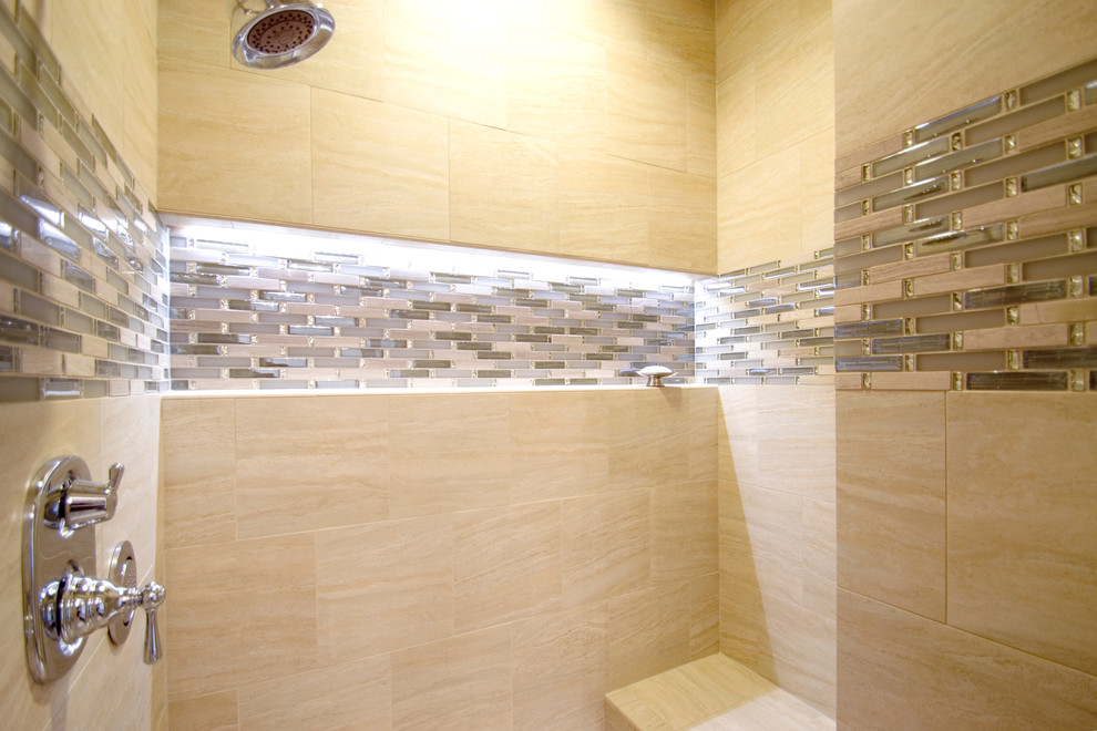 Modelo de cuarto de baño principal contemporáneo con baldosas y/o azulejos beige y paredes beige
