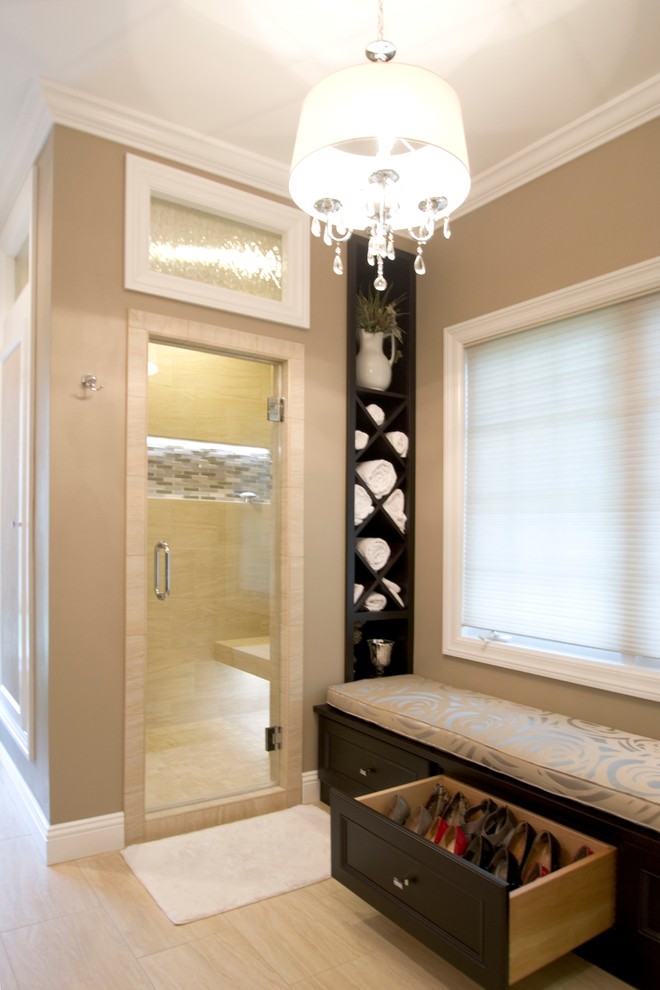 На фото: главная ванная комната в современном стиле с коричневыми стенами, бежевым полом и душем с распашными дверями