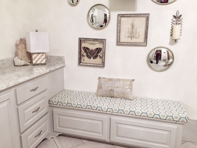 Exempel på ett mycket stort shabby chic-inspirerat en-suite badrum, med grå skåp, ett badkar med tassar, en dubbeldusch, grå kakel, keramikplattor, vita väggar, klinkergolv i keramik, ett undermonterad handfat och granitbänkskiva