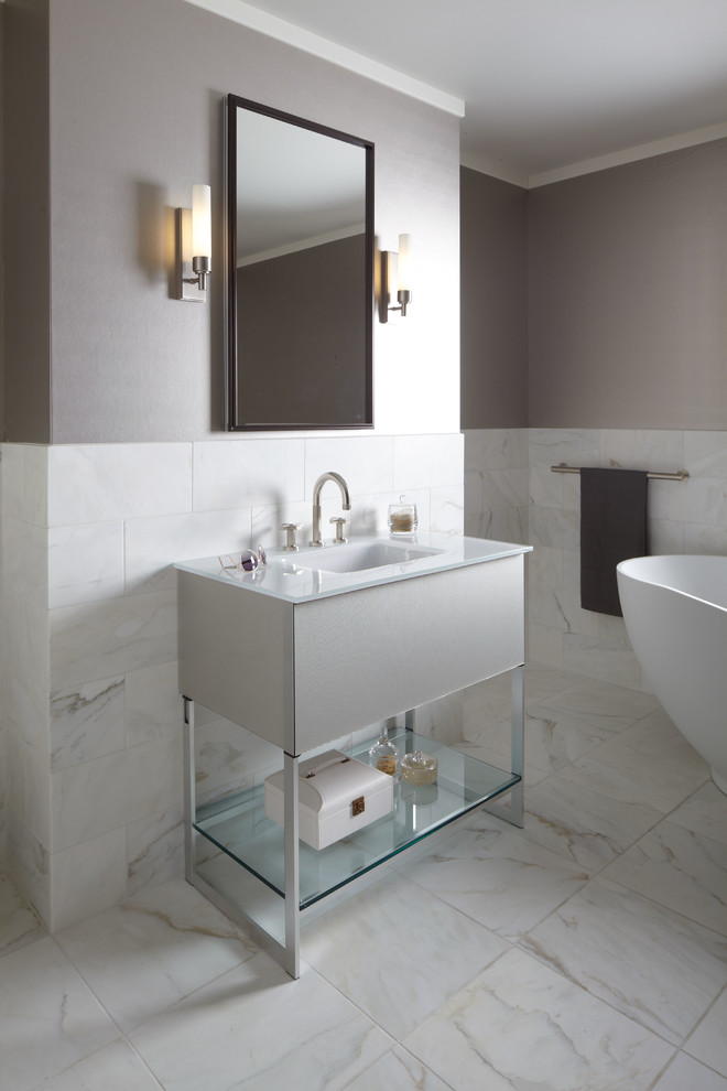 Idéer för stora vintage en-suite badrum, med ett integrerad handfat, bruna skåp, bänkskiva i glas, ett fristående badkar, vit kakel, stenkakel och marmorgolv