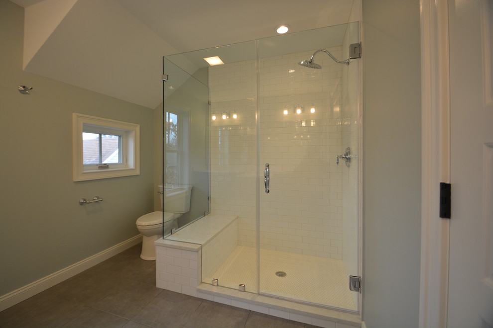 На фото: ванная комната среднего размера в морском стиле с белыми фасадами, ванной в нише, унитазом-моноблоком, белой плиткой, плиткой кабанчик, зелеными стенами, полом из керамогранита, столешницей из искусственного кварца, серым полом и серой столешницей с