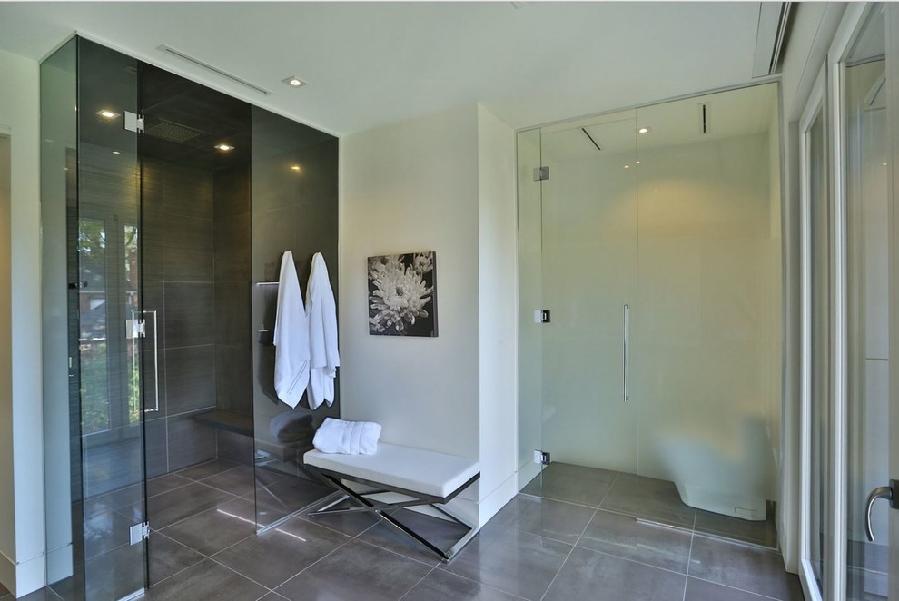 Inspiration pour une grande salle de bain principale design avec un placard à porte plane, des portes de placard grises, une douche à l'italienne, un carrelage gris, un mur blanc, un sol en carrelage de porcelaine, un lavabo encastré et un plan de toilette en quartz modifié.