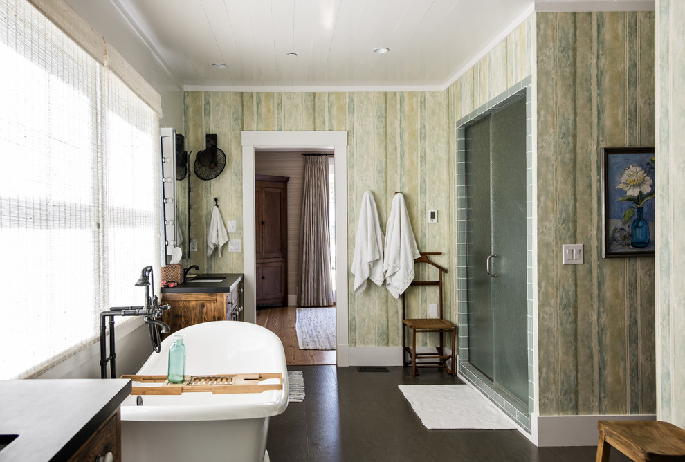 Bild på ett mellanstort vintage en-suite badrum, med skåp i slitet trä, ett fristående badkar, korkgolv, en dusch i en alkov, glaskakel och flerfärgade väggar
