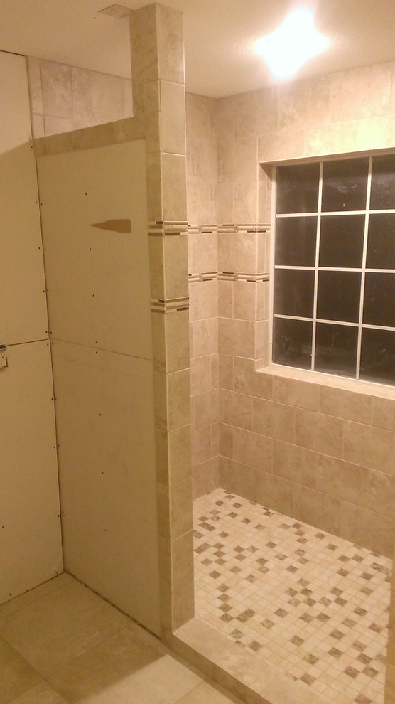 Diseño de cuarto de baño contemporáneo con ducha doble, baldosas y/o azulejos beige y baldosas y/o azulejos de cerámica