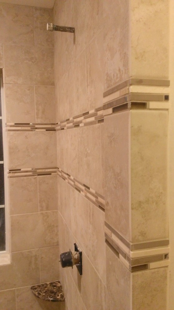 Modelo de cuarto de baño contemporáneo con ducha doble, baldosas y/o azulejos beige y baldosas y/o azulejos de cerámica