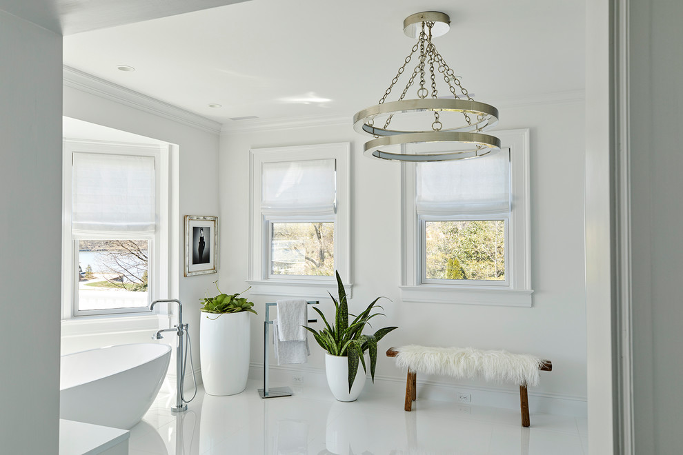 Immagine di una grande stanza da bagno padronale contemporanea con vasca freestanding, pareti bianche, pavimento in marmo e pavimento bianco