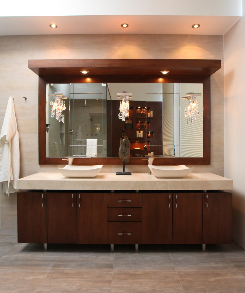 Großes Modernes Badezimmer En Suite mit flächenbündigen Schrankfronten, braunen Schränken, Einbaubadewanne, Eckdusche, beigen Fliesen, Marmor-Waschbecken/Waschtisch und Falttür-Duschabtrennung in Los Angeles