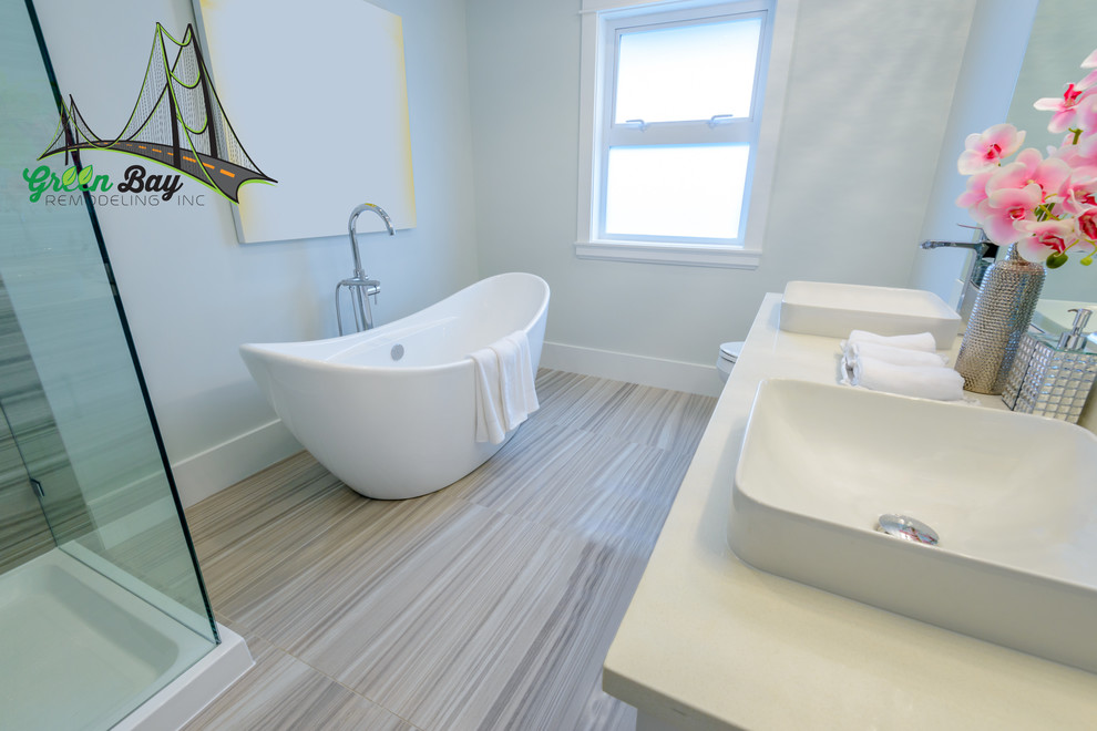 Idéer för ett mellanstort modernt en-suite badrum, med ett fristående badkar, beige kakel, porslinskakel, bänkskiva i kvarts, luckor med infälld panel, vita skåp, en hörndusch, vita väggar, ljust trägolv och ett fristående handfat