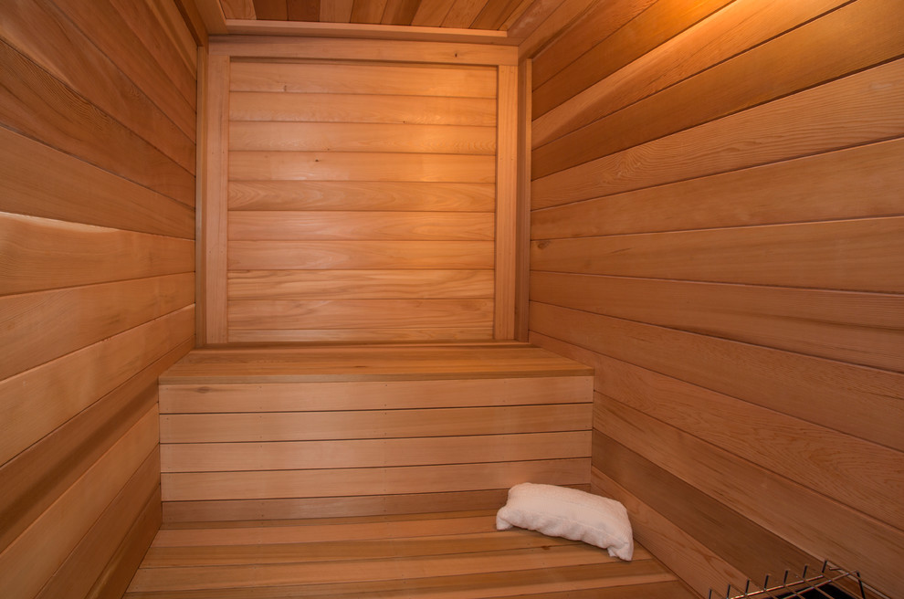 Réalisation d'un grand sauna design avec des portes de placard blanches, une baignoire indépendante, un carrelage blanc, un mur blanc, un sol en marbre et une vasque.