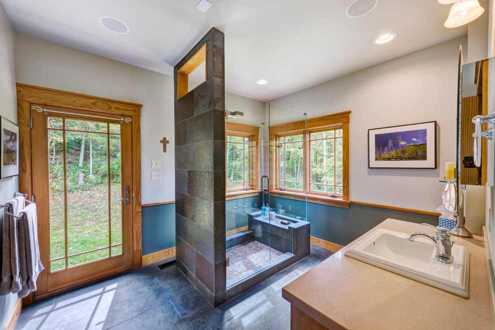 Пример оригинального дизайна: главная ванная комната среднего размера в современном стиле с накладной раковиной, столешницей из искусственного камня, открытым душем, каменной плиткой, бежевыми стенами и полом из керамогранита