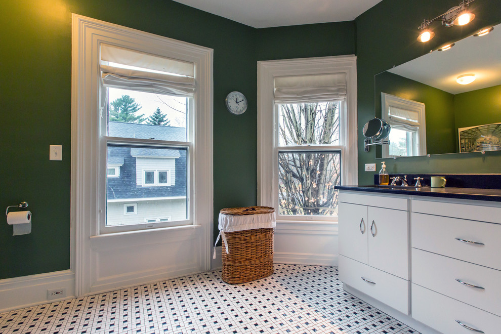 Idéer för att renovera ett vintage badrum, med ett undermonterad handfat, släta luckor, granitbänkskiva och flerfärgad kakel